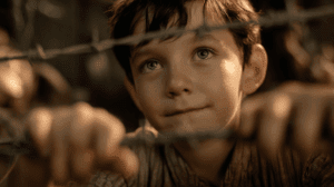 El niño del pijama de rayas final explicado Bruno y Shmuel agarrados de la mano