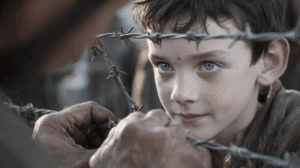 Primer plano de quién es El niño del pijama de rayas mostrando su inocencia infantil