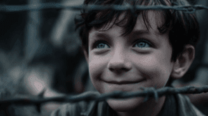 Quién es El niño del pijama de rayas protagonista Bruno mirando por la ventana de Auschwitz