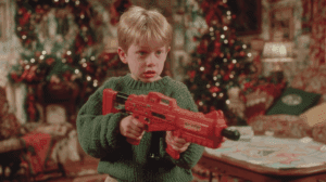 Macaulay Culkin como el niño protagonista Kevin McCallister en una escena icónica de la película navideña Solo en Casa.