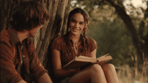 Kya Clark en la barca mostrando quién es la chica salvaje en su entorno