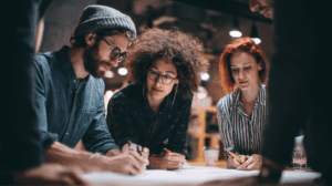 Autor decidiendo si autopublicar su libro o enviarlo a una editorial tradicional