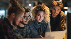 Autor revisando su libro recién publicado tras elegir entre autopublicación y editorial tradicional