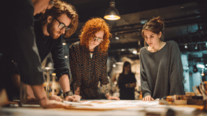 Equipo editorial ayudando a un escritor a publicar su libro con calidad profesional