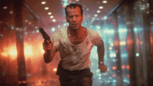 John McClane bajando por el ascensor en La jungla de cristal.