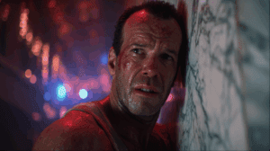 John McClane enfrentando a Hans Gruber en La jungla de cristal.