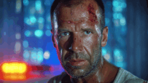 John McClane herido sosteniendo su arma en el Nakatomi Plaza.
