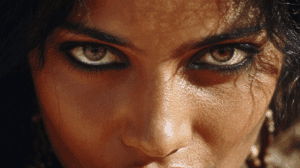 Escena de quién es Carmen seduciendo al brigadier Don José