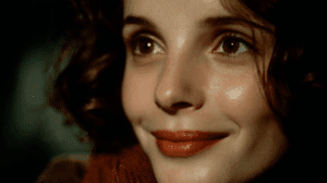 Escenario de la chocolatería La Céleste Praline definiendo la identidad de Vianne Rocher