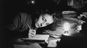 Estatua conmemorativa en Ámsterdam sobre quién es Anne Frank