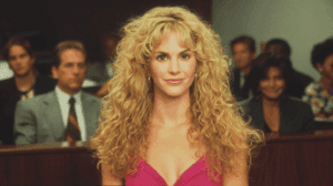 La investigadora Erin Brockovich revisando archivos en el despacho de abogados.