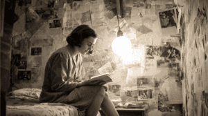 Quién es Anne Frank mirando por la ventana del ático hacia el castaño