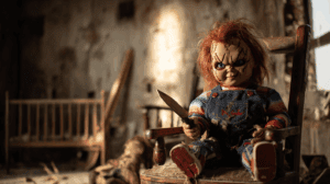 Quién es Chucky sosteniendo el cuchillo en una escena clave