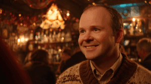 Quién es Dave Fishwick personaje real posando junto a sus minibuses en Burnley