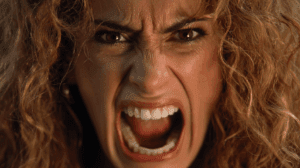 Quién es Erin Brockovich comparada con la actriz Julia Roberts en el cine.