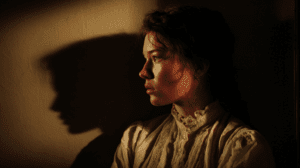 Quién es Jo March trabajando en sus manuscritos literarios