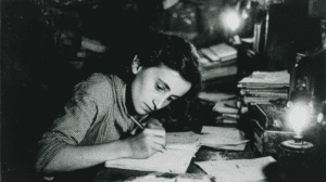Retrato de quién es Anne Frank escribiendo en su diario de cuadros rojos
