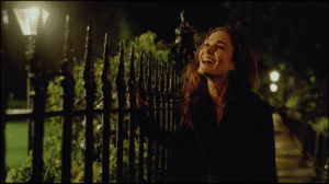 Anna Scott saltando la reja de los jardines privados de Rosmead Road en Notting Hill