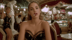 Comparativa visual Nomi Malone vestuario stripper y vestuario alta costura