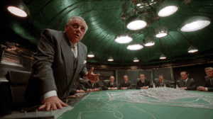 Escena del golf en Royal St Mark's que define quién es Auric Goldfinger y sus trampas