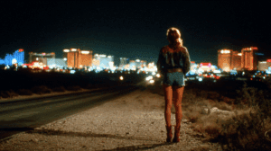 Escenario vacío del teatro Stardust visto desde la perspectiva de Nomi