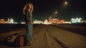 Nomi Malone discutiendo agresivamente en vestuario del club Cheetah