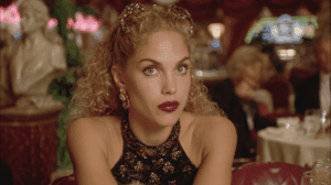 Primer plano de Nomi Malone mirándose al espejo con expresión de ira