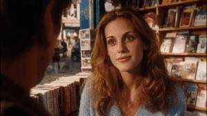 Soledad y aislamiento de Anna Scott dentro de un taxi londinense bajo la lluvia