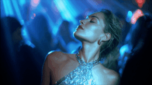 catherine tramell junto al detective nick curran en san francisco